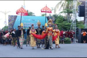 Dedare Lombok Tengah Tampil Memukau Di Mandalika Fashion Karnaval Dalam Rangkaian Festival Pesona Bau Nyale 2020