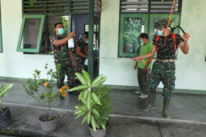 Cegah Penyebaran Covid-19, Area Makodim Loteng di Semprot Cairan Desinfektan