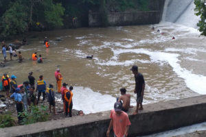 Dua Bocah Terseret Arus Air Embung Surabaya Jontlak