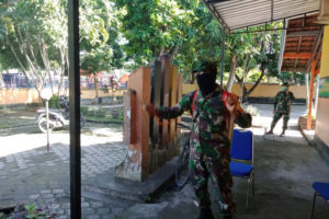 Cegah Covid-19, Koramil Praya Gencar Lakukan Penyemprotan Disinfektan