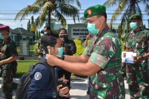 Peduli Kesehatan Masyarakat, Danrem 162/WB Bersama Persit KCK Bagi-bagi Masker