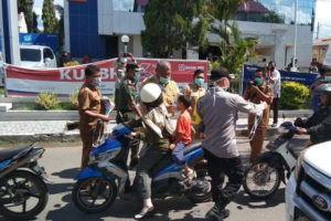 Cegah Covid-19, Satgas di Dompu Bagikan Masker Gratis