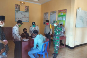 Babinsa Kodim Lotim Dampingi Kades Salurkan Bantuan Sosial