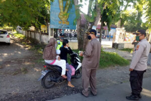 Cegah Penyebaran Covid-19 Di Loteng lakukan Razia dan berbagi Masker Gratis