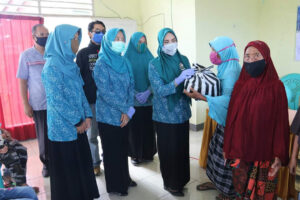 TP. PKK Lombok Tengah Salurkan Sembako Peduli Lansia dan Anak Yatim