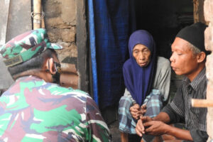 Dandim 1606/Lobar Silaturrahmi dan Beri Bantuan Ke Nenek Kalsum
