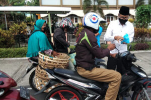MTsN 2 Loteng berbagi 3000 Masker ke Pengguna jalan dan warga sekitar madrasah