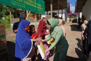 Bentuk Kepedulian Danrem 162/WB bersama Ketua Dharma Pertiwi Daerah “J” Serahkan Bantuan Kepada Kelompok Rentan Covid-19 dan Satgas Zeni TNI