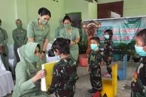 Di Tengah Pandemi Covid-19, Ketua Persit KCK Korcab Rem 162 Kunjungi Paud Kartika Loteng