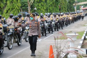 Keren, Bhabinkamtibmas Polda NTB Salurkan Sembako Gunakan Motor