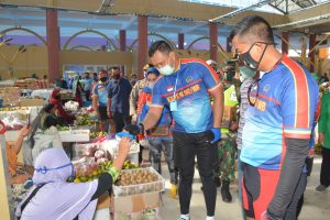 Sambil Gowes, Danrem 162/WB Pantau Penerapan Protokol Covid-19 Di Beberapa Pasar