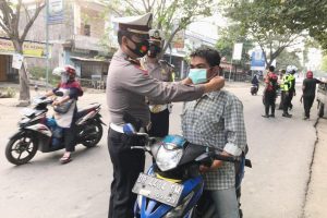 Menuju Adaptasi Kebiasaan Baru, Polres Loteng Bagi 400 Masker Di Operasi Patuh Gatarin 2020