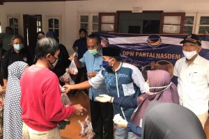 DPW Partai Nasdem NTB Salurkan 200 Paket Daging Kurban