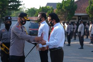 Atas Dedikasi dan Prestasi Kerja, Dua Personil diberi Reward oleh Kapolres Loteng