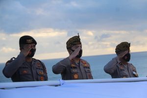 Gelorakan Semangat Anak Bangsa, Kapolda NTB Kibarkan Bendera Merah Putih Raksasa di Bukit Merese KEK Mandalika