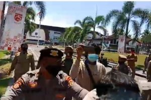 Oknum Sat Pol PP Prov NTB Halang-halangi Tugas Jurnalis “Bentak, Dorong dan HP ditepis”