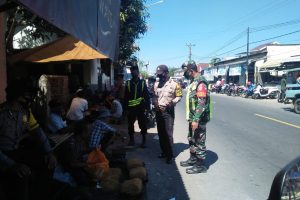 Disiplin Protokol Kesehatan, Koramil Kopang Bersama Polri Gelar Razia di Pasar Semparu dan Jelojok