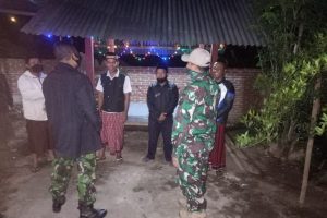Patroli Malam, Babinsa Koramil Batukliang Edukasi Warga di Tengah Pandemi