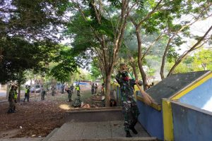 Jelang HUT TNI Ke 75, Prajurit Kodim Loteng Antusias Bersihkan TMP Mandalika Praya