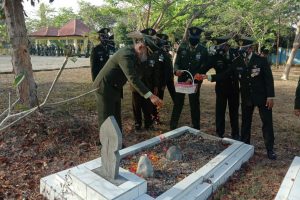 Kodim 1620/Loteng Gelar Upacara Tabur Bunga di TMP Mandalika
