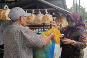 Borong Dagangan Warga, Blusukan Lale Sileng Disambut Antusias