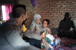 Kasat Sabhara Polres Loteng Kunjungi Al Farisi Penderita Tumor Asal Desa Batuyala