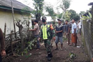 Musim Hujan, Babinsa Beber Ajak Warga Jaga Kebersihan Lingkungan