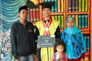 Perjalanan Muhamad Taisir Anak Buruh Tani dan Ternak Yang Lulus PNS Bikin Haru