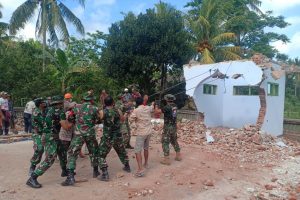 Galakkan Jiwa Gotong Royong di Masyarakat, Ini Yang Dilakukan Anggota Koramil Batukliang