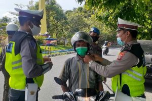 Humanis Dalam Operasi Zebra 2020 Satlantas Polres Sumbawa, Bagi Hadiah Kepada Pengendara