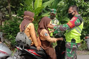 Anggota Koramil Jonggat Edukasi Pelajar Patuhi Prokes Secara Humanis