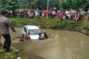 Akibat Ngantuk Mobil Ertiga Nyebur Kali