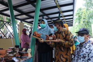 Wagub NTB Resmikan Angkringan Dan Penataan Lapak Wisata Desa Penujak Loteng