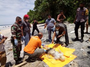 Heboh!! Mayat Dalam Kondisi Sebagian Telah Menjadi Tengkorak Di Temukan Warga Di Pantai Pemalikan Alit Sekotong