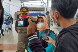 Puluhan PMI Tiba Di BIL Langsung Dibawa Ke Tempat Karantina