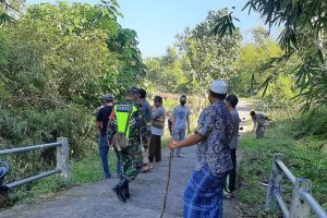 Ditengah Pandemi Covid-19, Babinsa Langko Tetap Semangat Gotong Royong Bersihkan Jalan