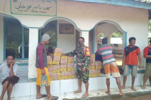 Gerak Cepat Babinsa Mertak Koramil 1620-02/Pujut Bantu Warganya Terdampak Banjir