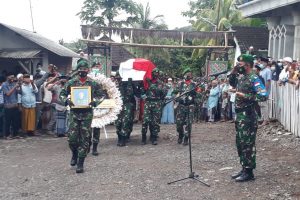 Tiba di Lombok Jenazah Praka Anumerta Dedi Hamdani Korban KKSB OPM Disambut Upacara Militer
