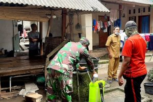 Babinsa Ubung Koramil 1620-06/Jonggat Bersinergi Dengan Warga Lakukan Penyemprotan Disinfektan