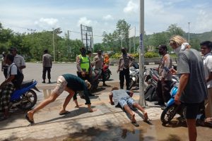 Abaikan Prokes Covid-19 WNA Di The Mandalika Kuta Di Hukum Push Up