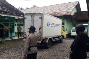 Vaksin Covid-19 Tahap I Lombok Tengah Tiba Dikawal Ketat Polisi