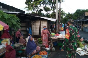Koramil 1620-04/Praya Barat Sasar Pasar Penujak Edukasi Warga 3M, 3T dan Pentingnya Vaksinasi