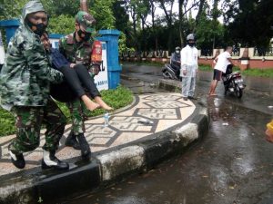 Respon Cepat, Babinsa Renteng Bantu Evakuasi Korban Laka Lalin