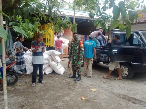 Pastikan Pupuk Subsidi Sampai Ke Petani, Babinsa Pengenjek Kawal Pendistribusian