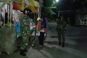 Patroli Malam Koramil 1620-09/Pringgarata Edukasi Warga Patuhi Prokes