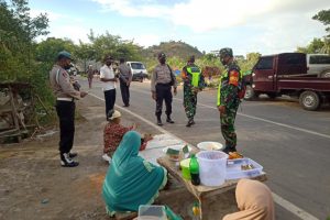 TNI-Polri Gelar Operasi Yustisi di Pasar Kelekuh Desa Kuta