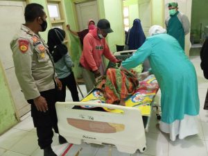 Diduga Dukun Santet, Pasutri Ini Dibacok dan Rumahnya Dibakar Massa