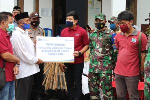Dandim Loteng Bersama BRI dan Wartawan Serahkan Bansos Bagi Korban Banjir