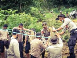 Aksi Kapolres Bersama Warga Bangun Jembatan Darurat Di Praya Barat Daya