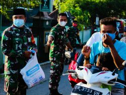 Jelang Berbuka Puasa Danramil Janapria Berbagi Ta’jil Dan Masker Kepada Masyarakat